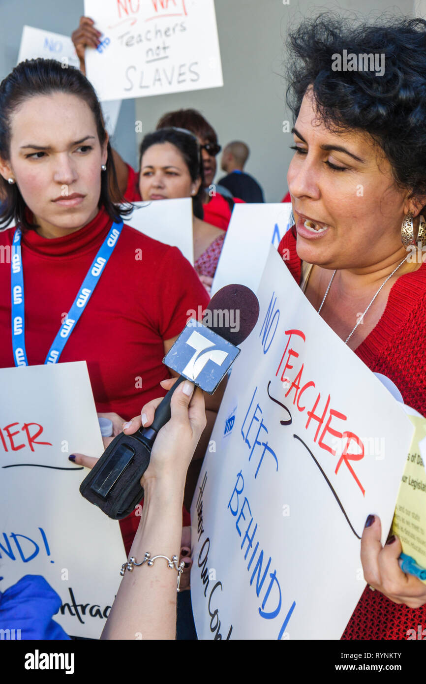 Miami Florida, Schulrat Verwaltungsgebäude, Bildung, Budgetkürzungen, Wirtschaft, Gehalt, Bezahlung, Vertrag, Währung, Geld, UTD, Gewerkschaft, Lehrer, Lehrer, Lehrer Stockfoto