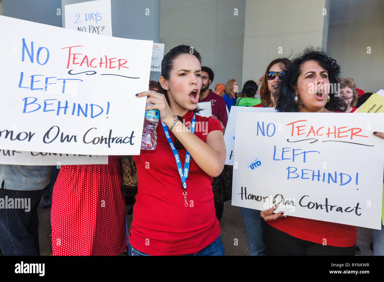 Miami Florida, Schulrat Verwaltungsgebäude, Bildung, Budgetkürzungen, Wirtschaft, Gehaltserhöhung, Bezahlung, Vertrag, Währung, Geld, Lehrer, Lehrer, Lehrkräfte, Lehrkräfte, Stockfoto