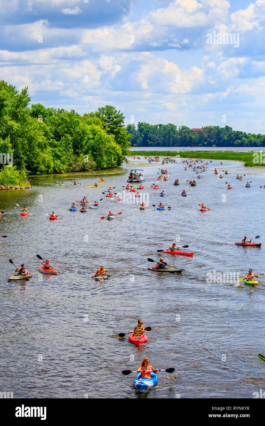 Paddler Kreuzfahrt an der 4. jährlichen Paddel Pub Crawl auf See Wausau in Wausau, Wi. Vertikale Stockfoto