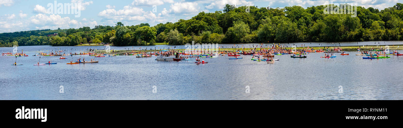 4. Jährliche Paddel Pub Crawl 7/28/18 in Wausau, Wisconsin Minuten vor dem take off Stockfoto