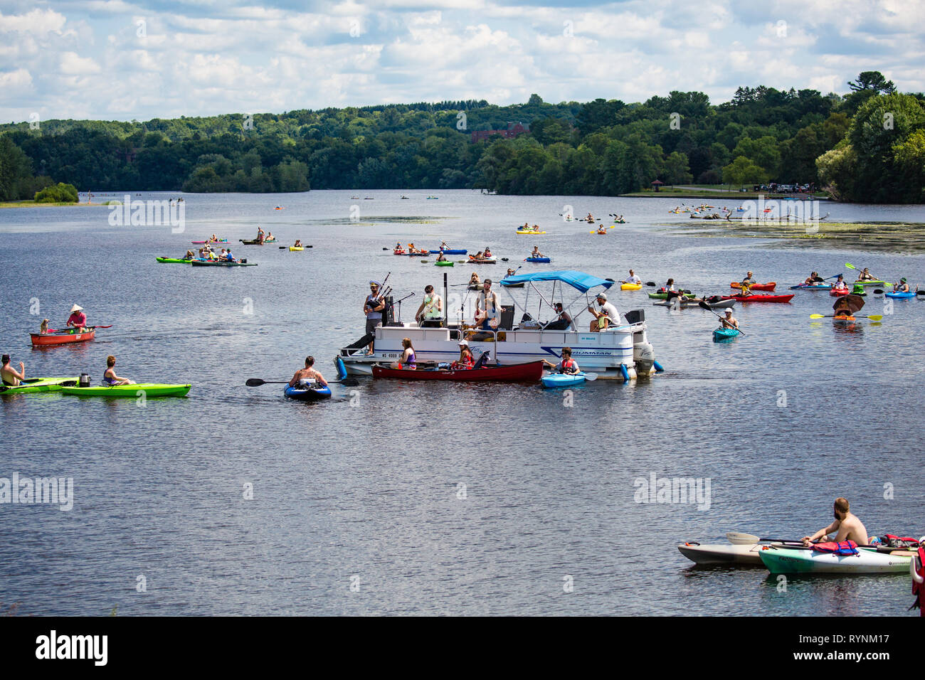 Ed Giallombardo spielen Der dudelsack als Paddler erhalten für die 4. jährliche Paddel Pub Crawl auf See Wausau in Wausau, Wi bereit sind. Stockfoto