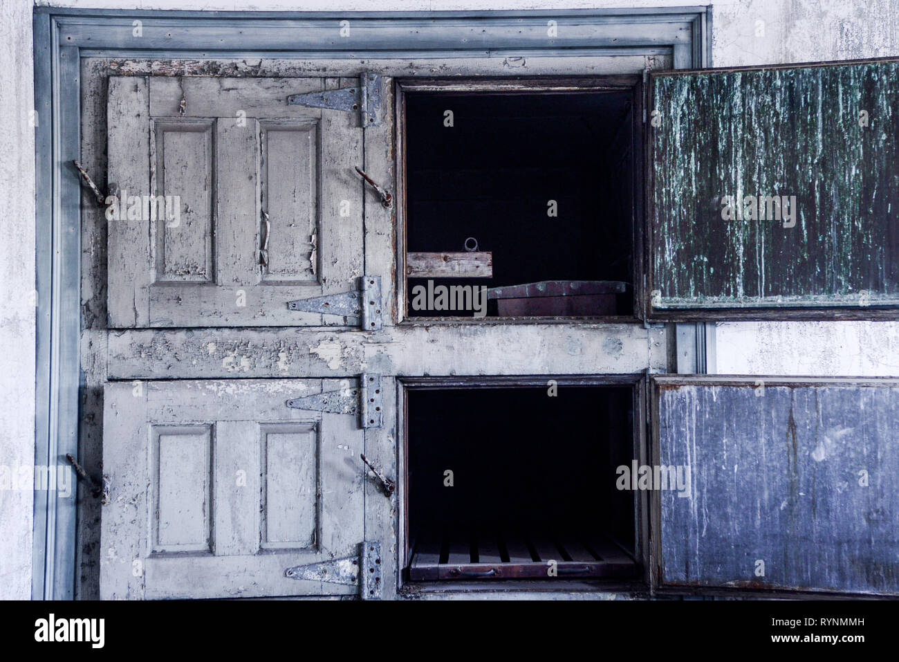 Innenraum des verfallenden Leichenschauhaus Stockfoto