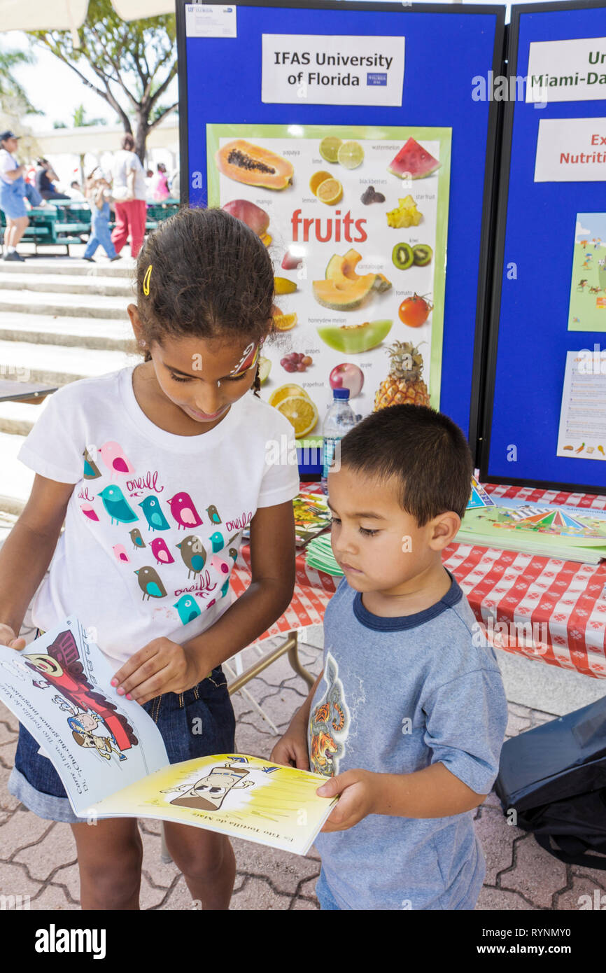 Miami Florida, Little Havana, Jose Marti Park, United Hearts Family Festival, Festivals fair, Gemeinschaft Hispanic ethnischen Mädchen Mädchen, weibliche Kind Kinder Kind ch Stockfoto