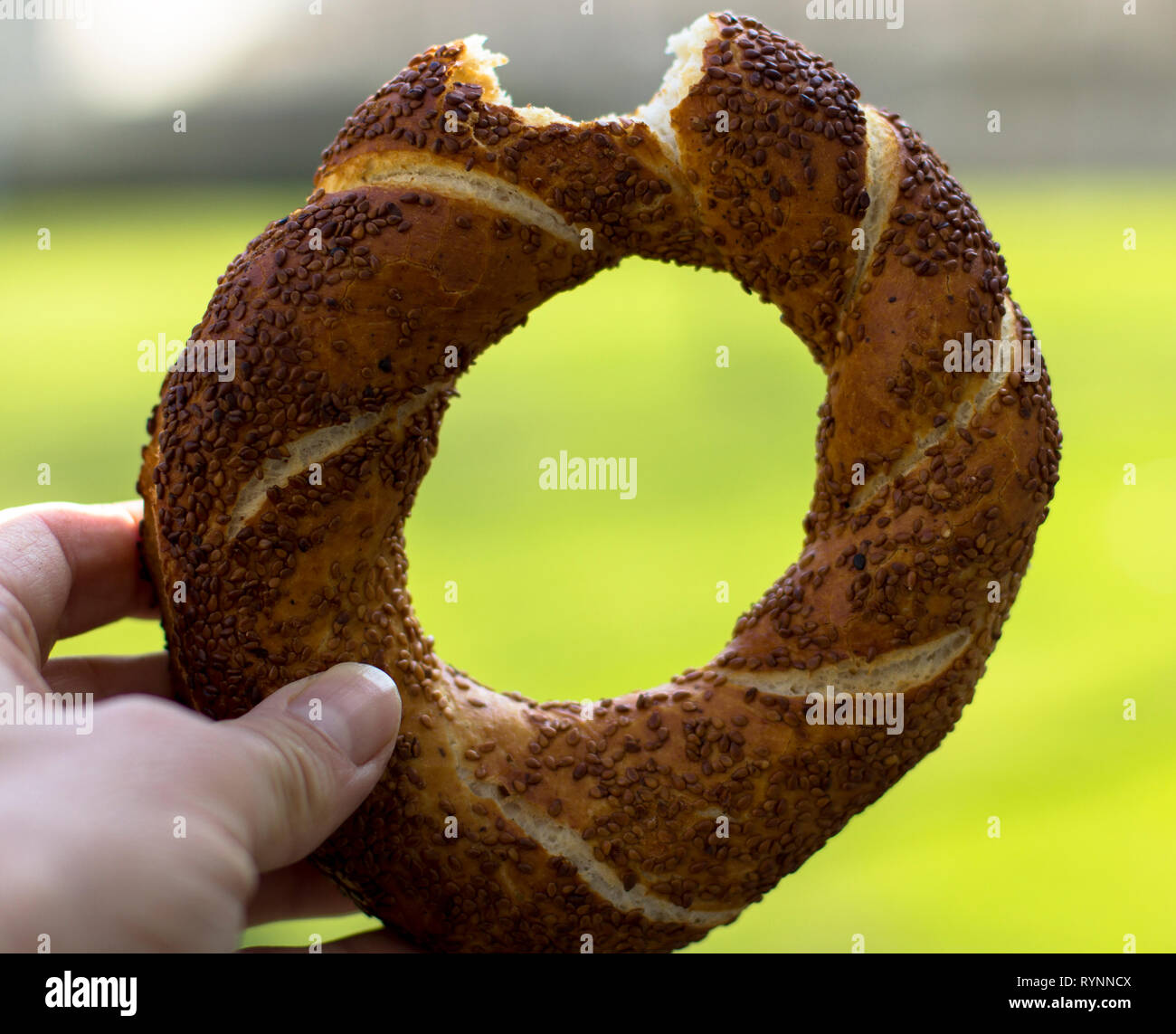 Gebissen simit, Türkische Bagels mit Sesam Stockfoto
