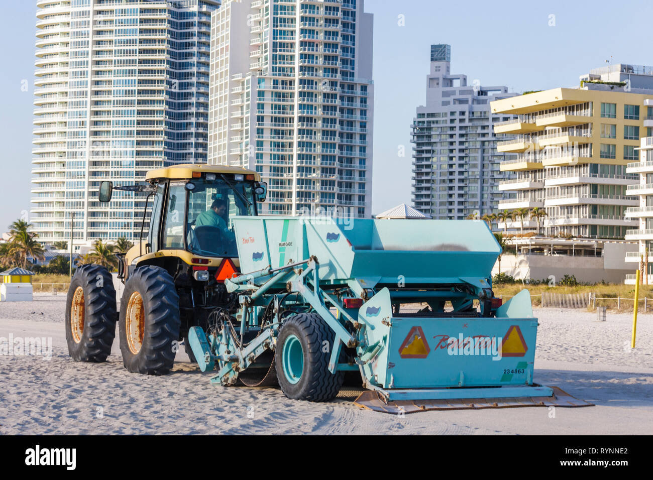 Miami Beach Florida, Atlantik, Wasser, öffentlicher Strand, Reinigung, Reinigung, Traktor, Ziehen, Maschine, Sieben, Sand, Abfall, Stadt, Angestellte Arbeiter, die arbeiten Stockfoto