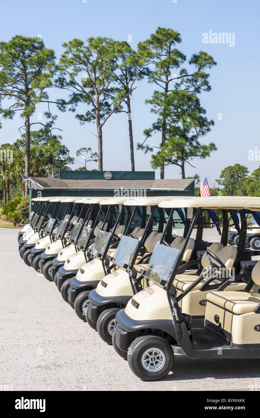 Port St. Saint Lucie Florida, PGA Villageal Golfers' Association, PGA Golf Club, Golfwagen, Buggy, geparkt, FL090219097 Stockfoto
