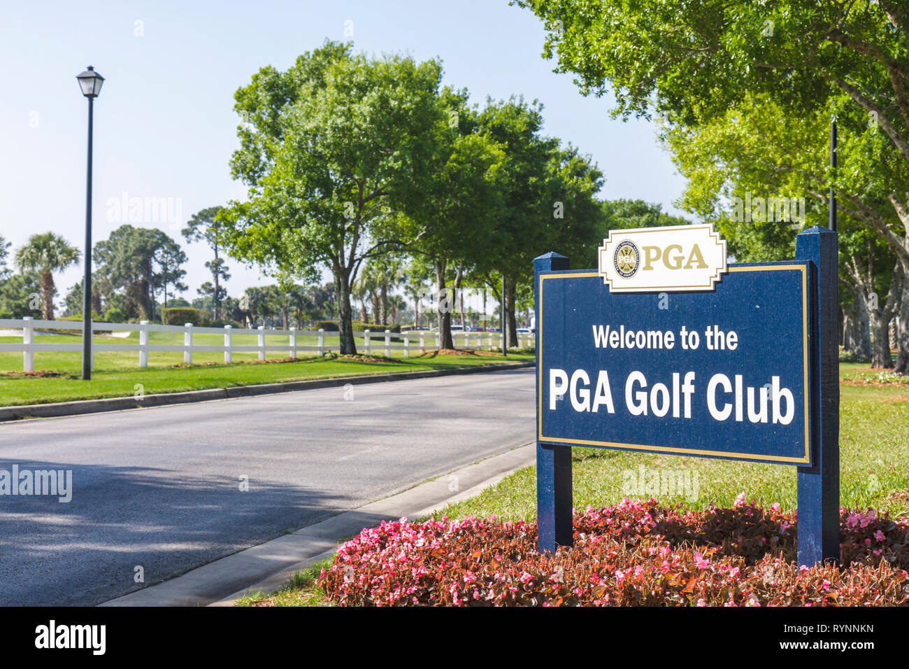 Port St. Saint Lucie Florida, PGA Villageal Golfers' Association, PGA Golf Club, Schild, Eingang, Vorderseite, von Bäumen gesäumte Straße, Landschaft, FL0 Stockfoto