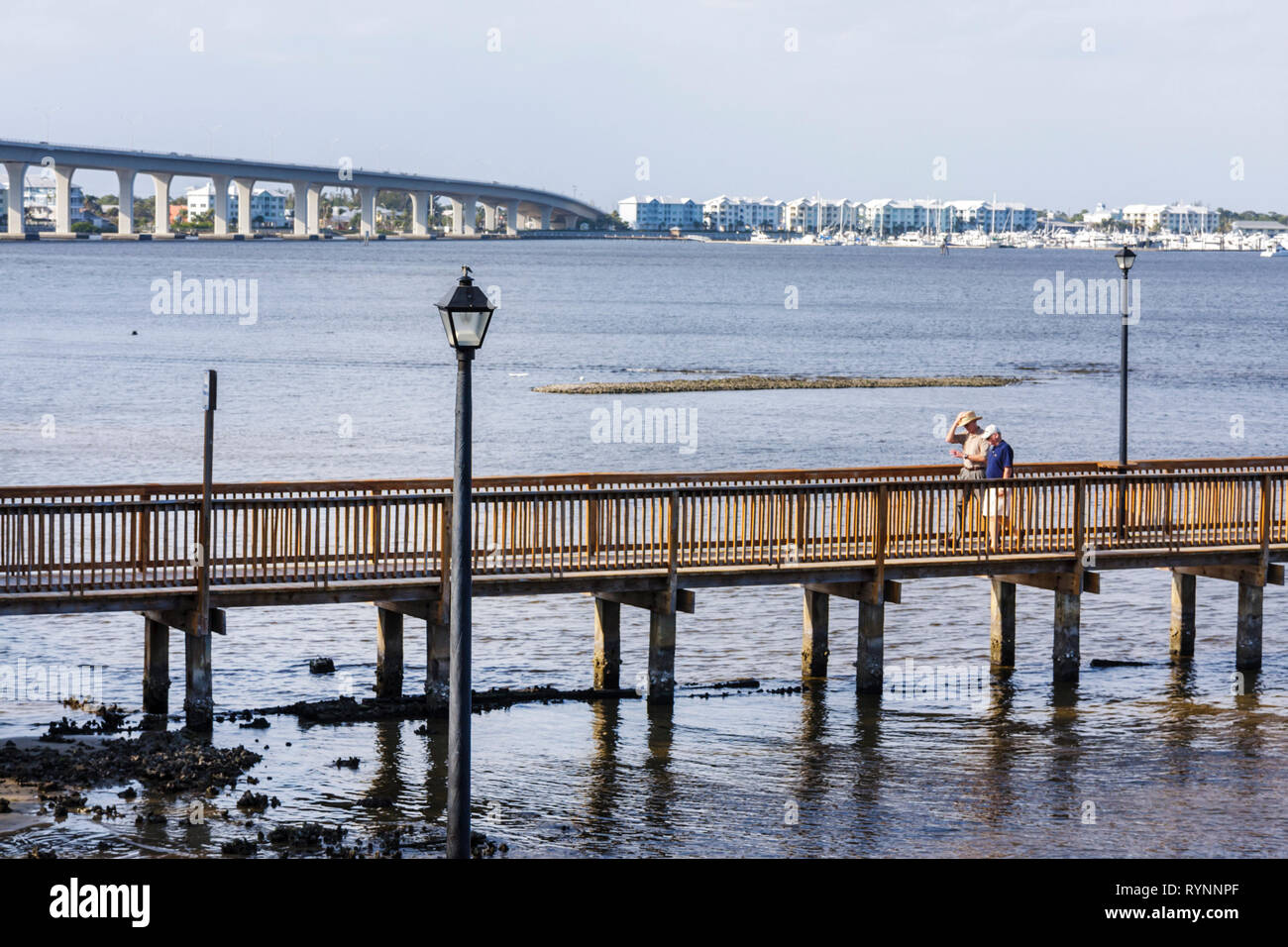 Stuart Florida, St. Lucie River, Riverwalk, Dock, Pier, Männer männlich, Wandern, Brücke, Freizeit, Wasser, FL090219157 Stockfoto