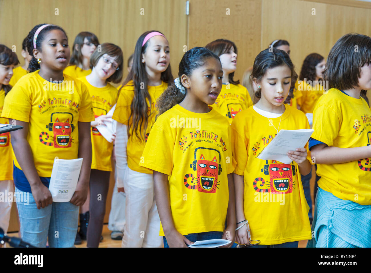Miami Beach Florida, Öffentliche Bibliothek, Miami Kinderchor, Gemeinschaft singen mit, singen mit, Chor, Studenten Schwarzafrikaner, hispanische Mädchen Stockfoto