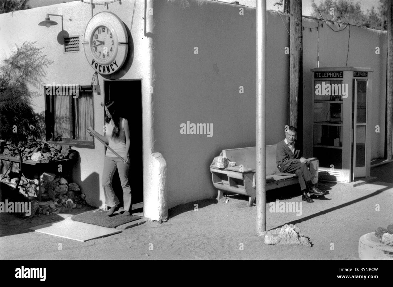Frau verlassen Motel. Calico Kalifornien USA 1970 s 70 s US USA HOMER SYKES Stockfoto