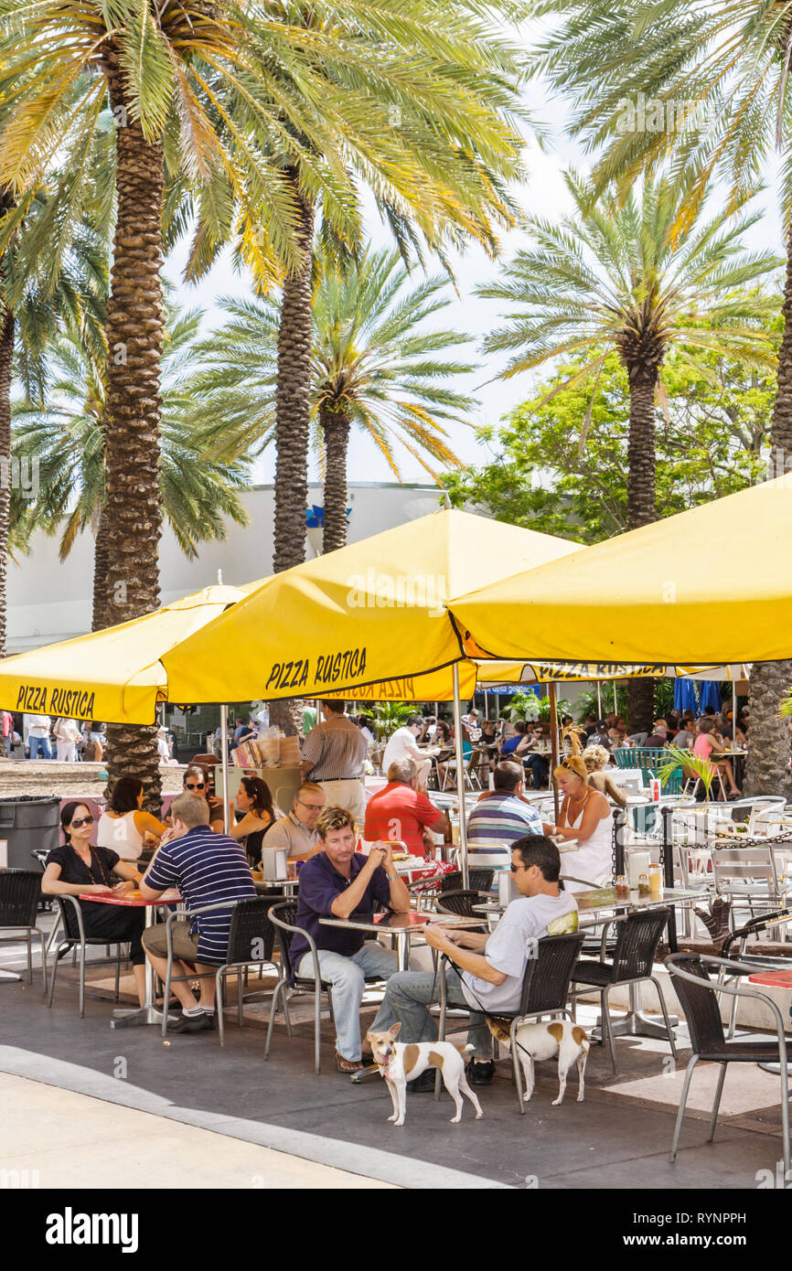 Miami Beach, Florida, Lincoln Road Mall, Einkaufspassage, Straße, Straßencafé, Pizza Rustica, italienisches Restaurant, Tisch, Regenschirm, Erwachsene Erwachsene, Erwachsene, Männer, Frauen Stockfoto