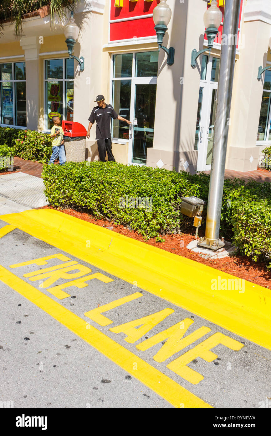 Florida Miramar, McDonald's, Restaurants, Restaurants, Restaurants, Restaurants, Restaurants, Cafés, Feuerstraße, Straße, Straßenmarkierung, gelbe Bordsteinkante, Notzugang, FL090228015 Stockfoto