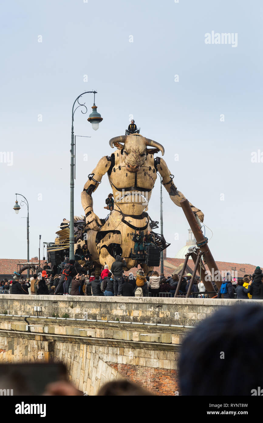 Show mit dem Titel "Le gardien du Temple", die von der Straße Theater "La Machine", in Toulouse am 2018/11/03. Stockfoto