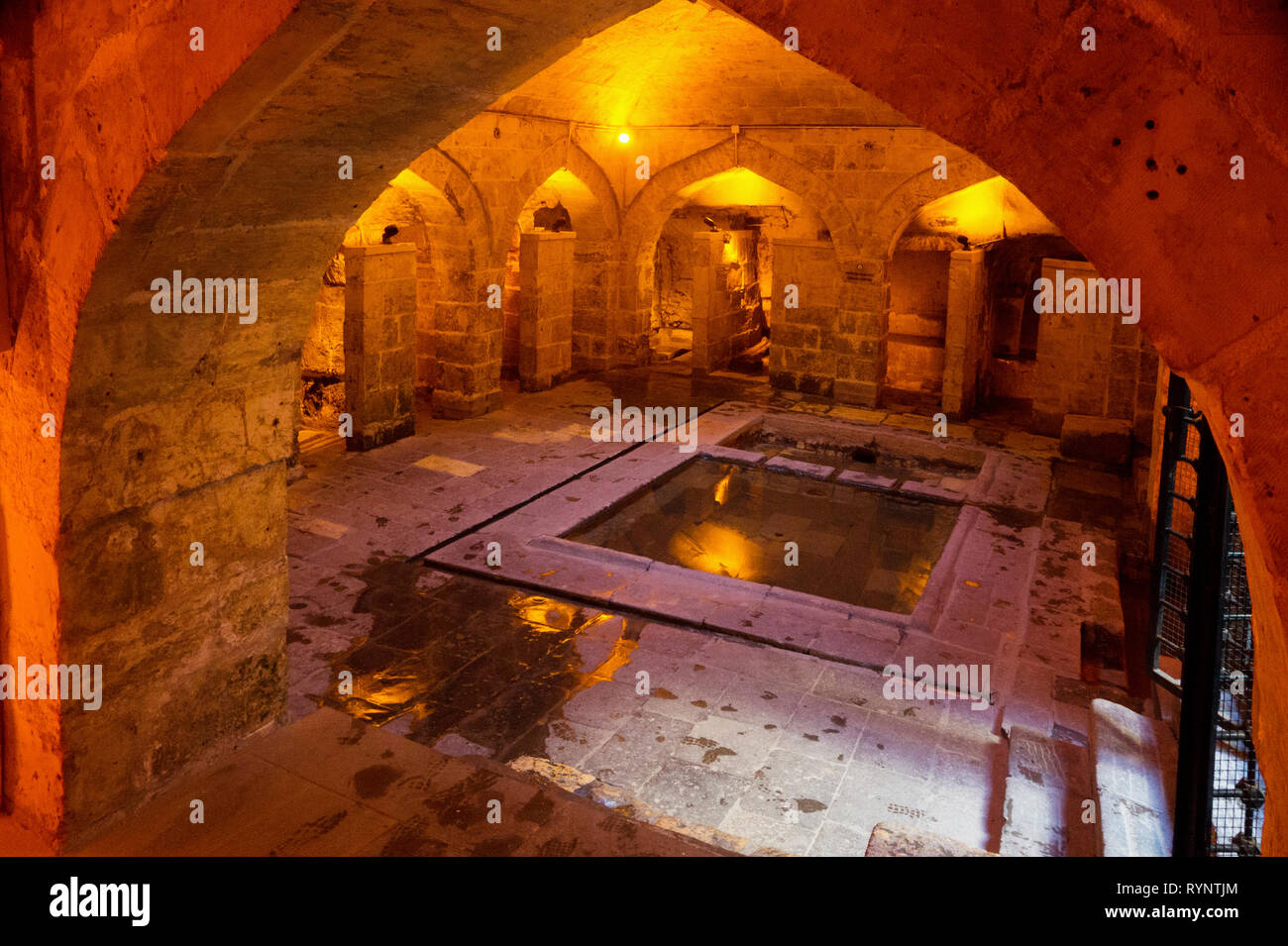12. Jahrhundert historische Pişirici Kasteli und Moschee, einer berühmten Wasser Architektur mit fließendem Grundwasser WC und Badewanne System, Gaziantep Türkei Stockfoto