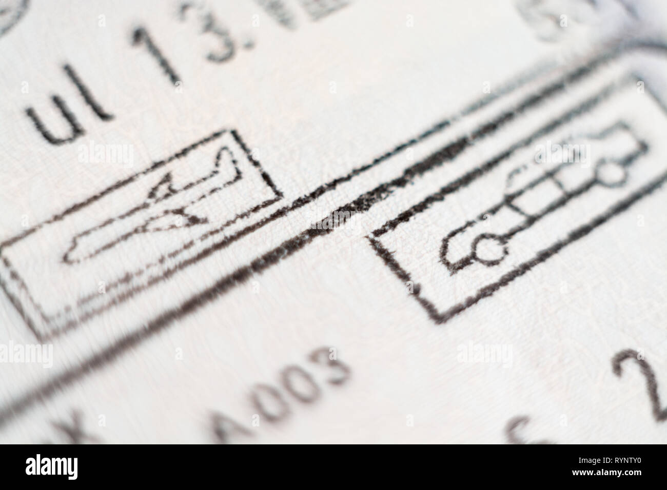 Close-up Makro Detail der Europäischen Union die Grenzkontrollen zoll Zulassung Briefmarken mit Auto und Flugzeug Symbol im Fokus Stockfoto