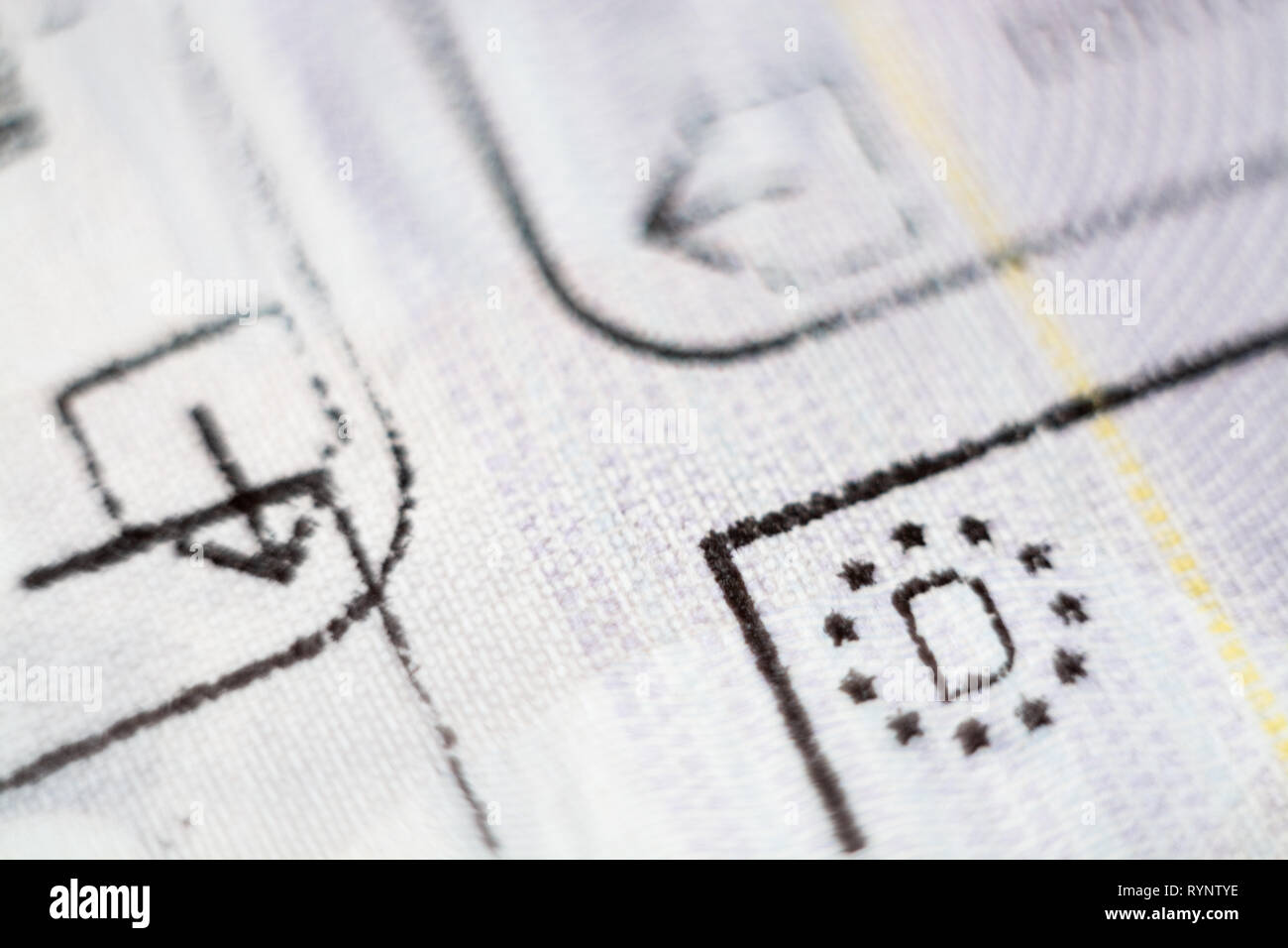Close-up Makro Detail der Europäischen Union die Grenzkontrollen zoll Zulassung Stempel mit exit-Symbol im Fokus und Deutschland Land Zeichen Stockfoto