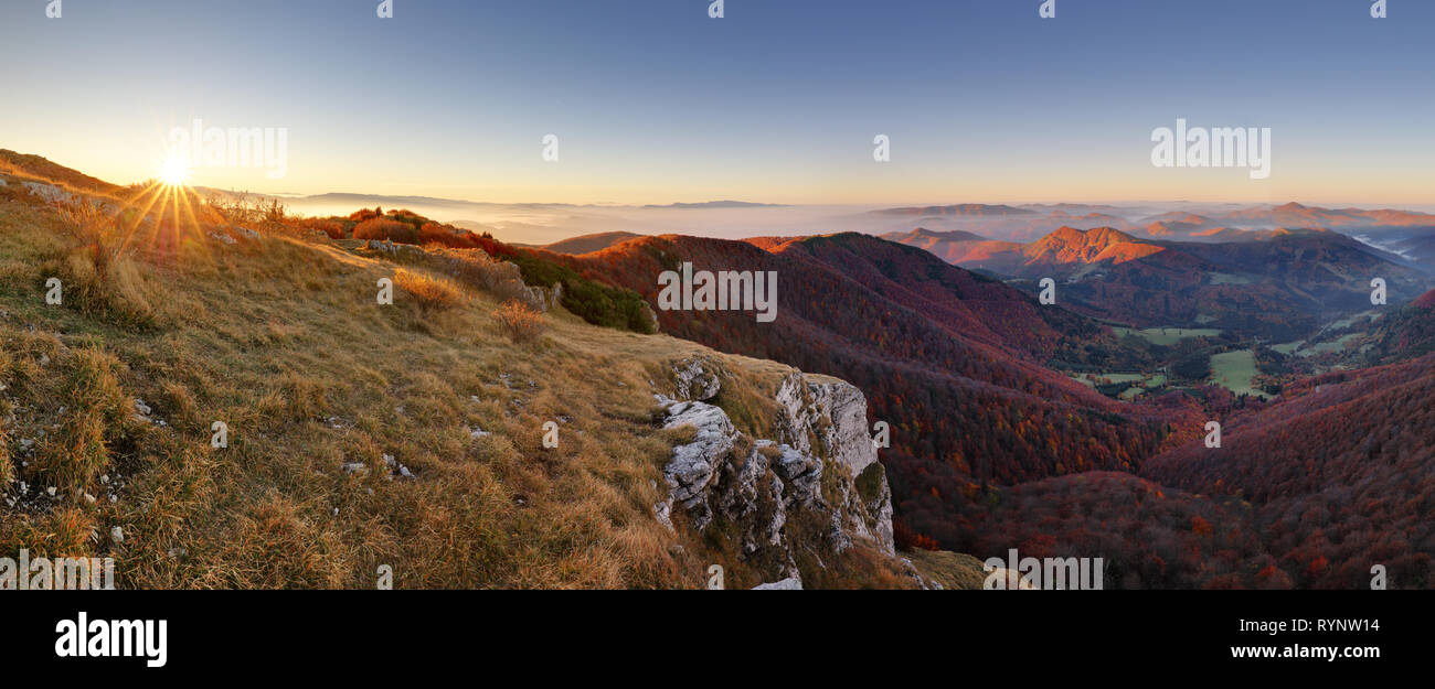 Bergpanorama mit Pfad von Peak Klak im Herbst, Slowakei Stockfoto