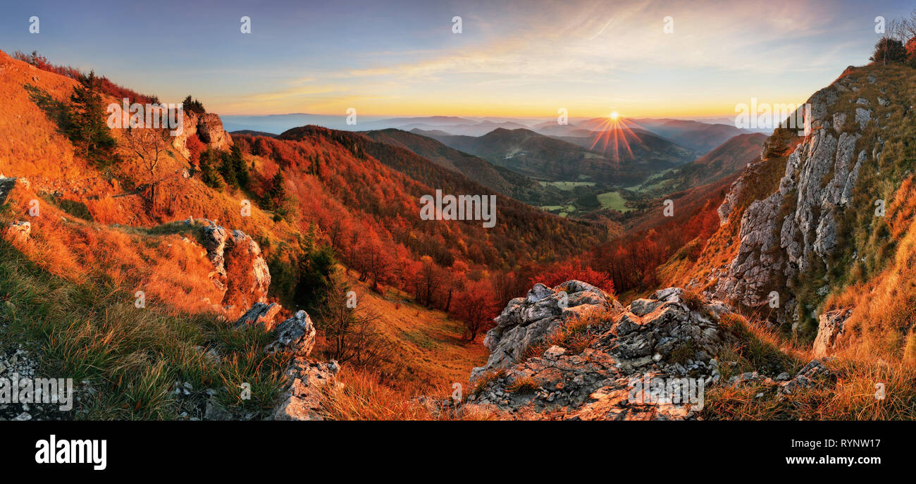 Herbst Panorama Landschaft bei Sonnenuntergang in der Slowakei, Klak Stockfoto