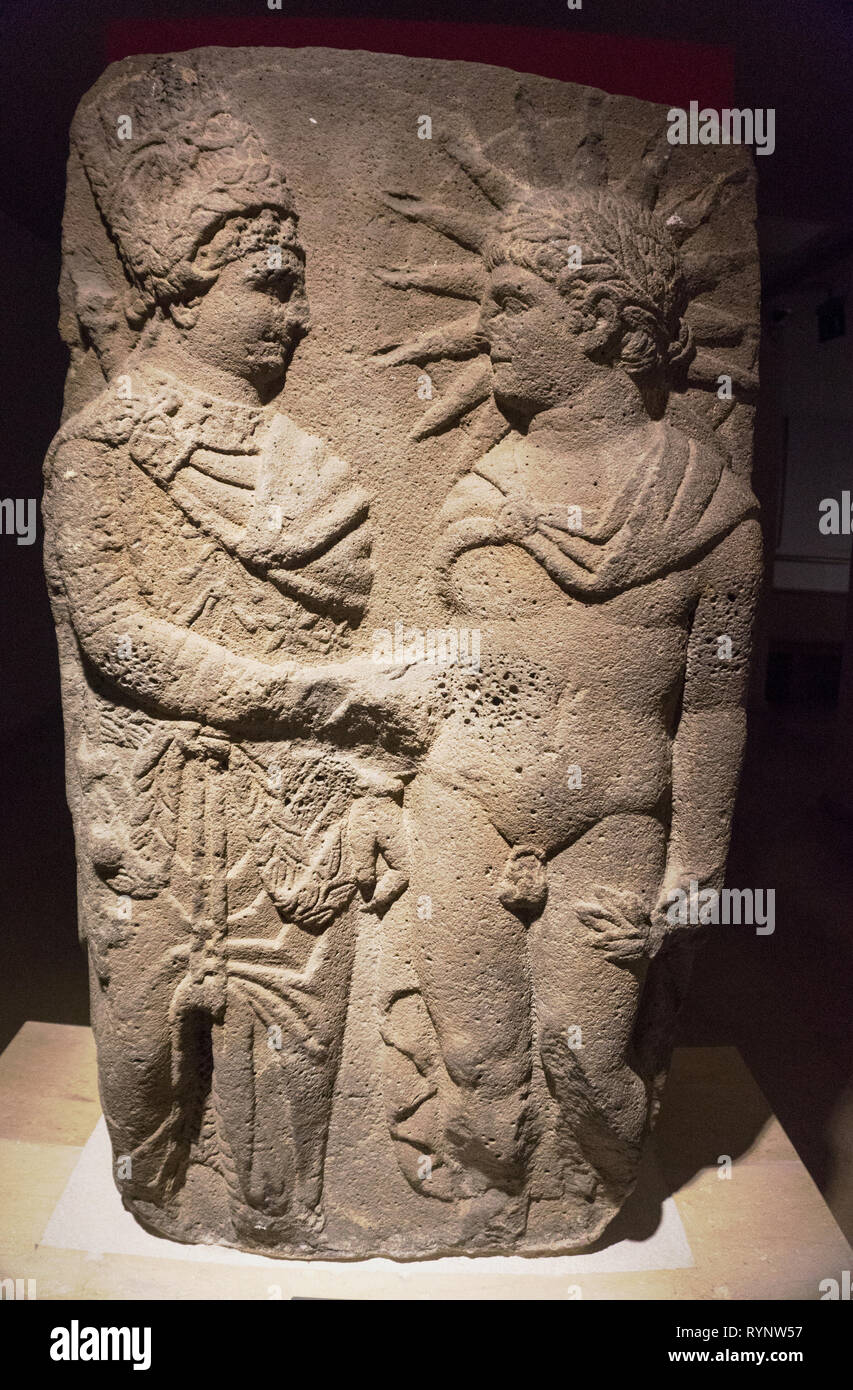 Stele von Antiochos erster König von Kommagene Händeschütteln mit Apollo Mithra Helios, Basalt, Hellenistische Zeit (69-36 v. Chr.), Narînç, besni Sofnaz Vill Stockfoto