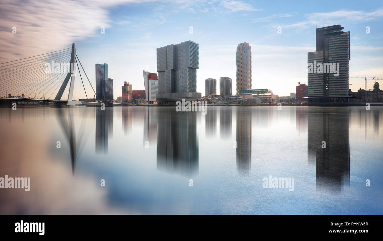 Die Skyline von Rotterdam mit Erasmusbrücke, Niederlande. Stockfoto