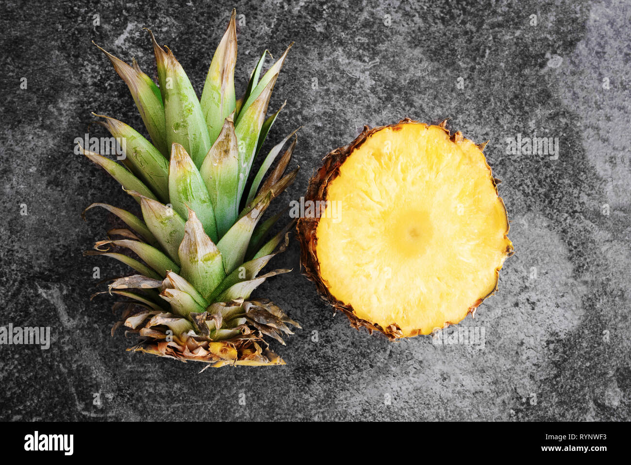 Blick von oben auf die Ananas in Scheiben geschnitten auf Stein Hintergrund Stockfoto