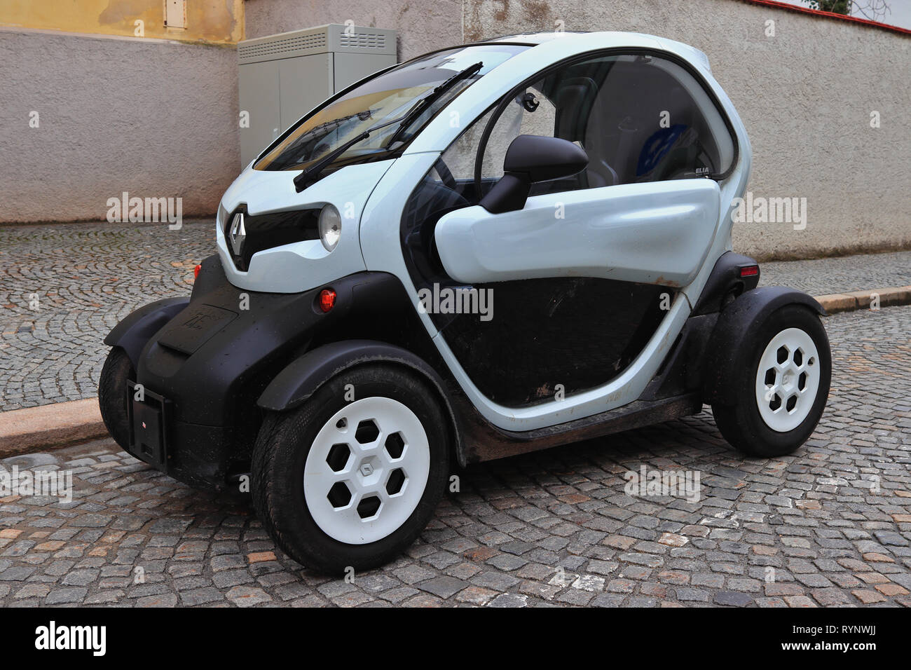 Renault Twizy Elektroauto Europaische Kompakte Konzeptfahrzeug Auf Einer Alten Strasse Mit Kopfsteinpflaster Geparkt Zero Emission Okologischen Fahrzeug Stockfotografie Alamy