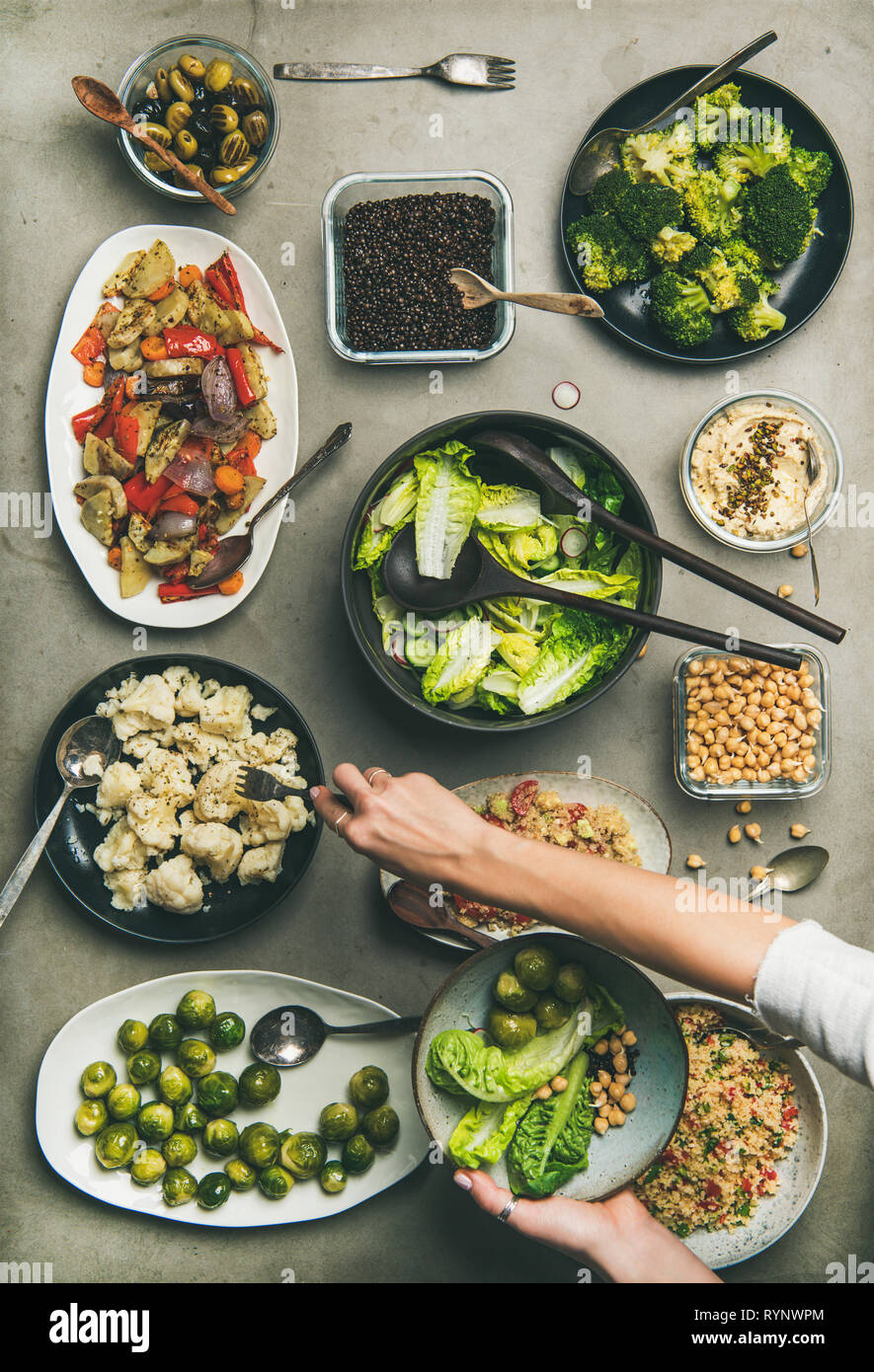 Gesunde vegane Gerichte und Frau hand nehmen Blumenkohl von der Platte Stockfoto