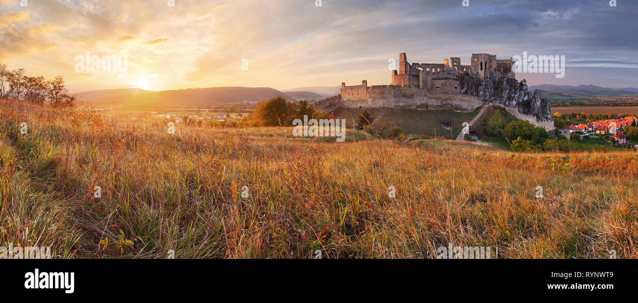 Die Slowakei schloss Beckov - Sonnenuntergang natur Panorama Stockfoto