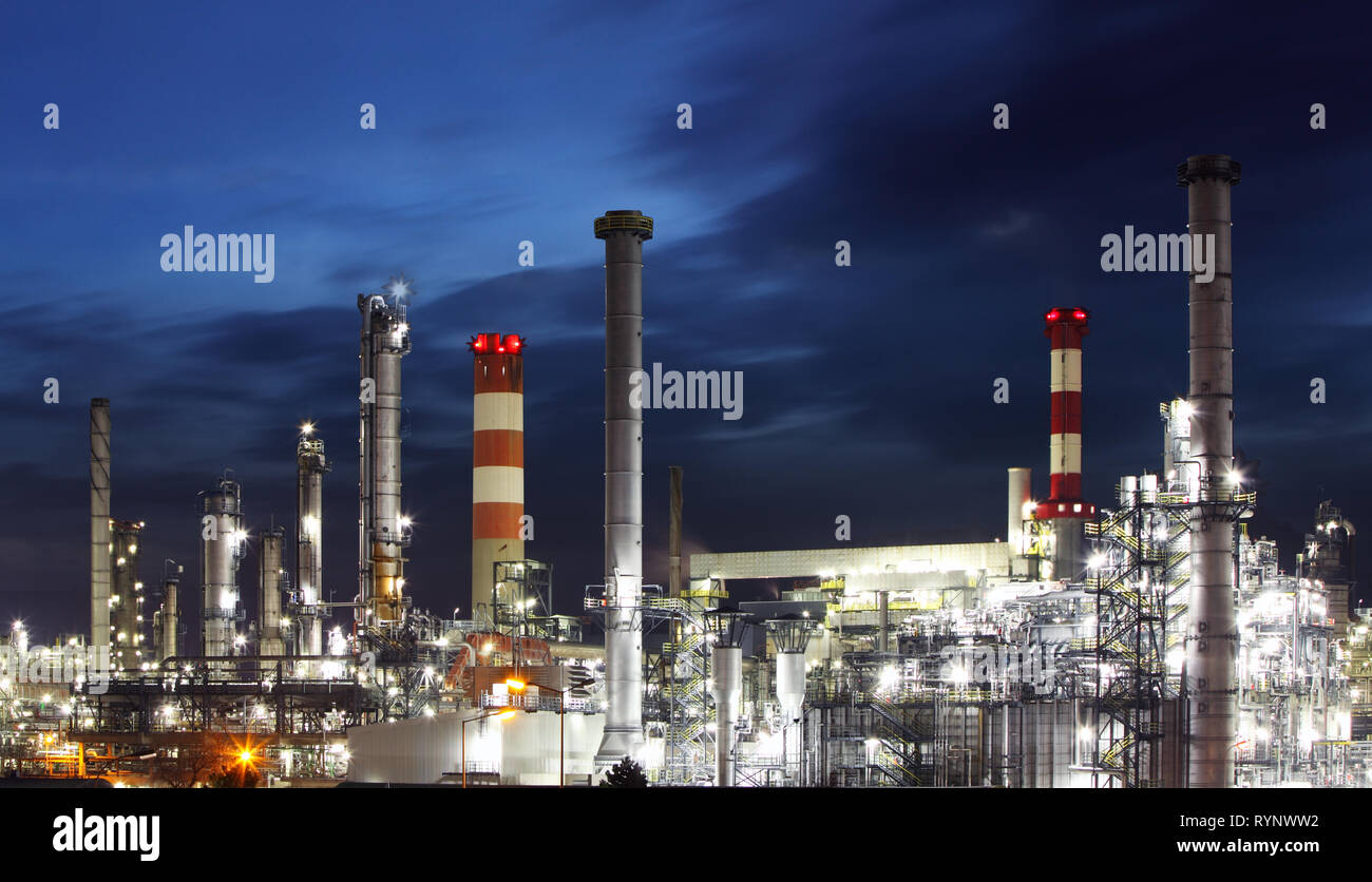 Petrochemische Anlage bei Nacht Stockfoto