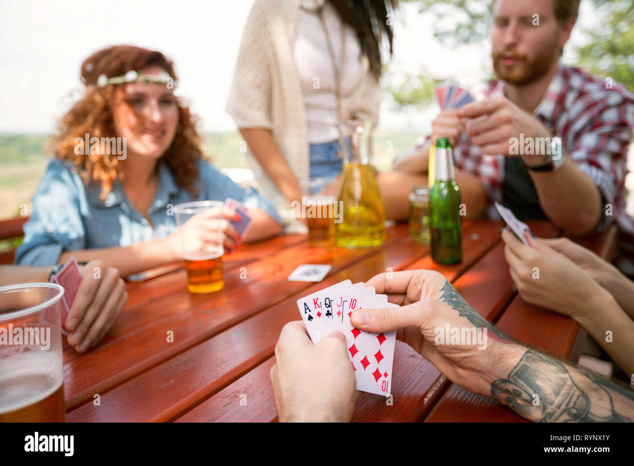 Nahaufnahme von Karten in die Hände der Hipster tätowiert Kerl Stockfoto