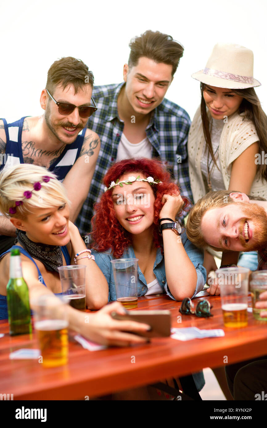 Junge Menschen im Freien posieren für selfie Stockfoto