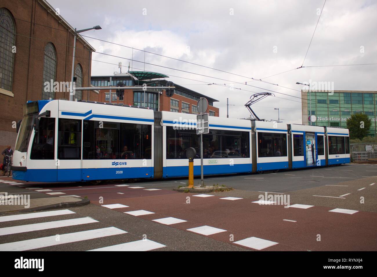 Mit der Straßenbahn entlang der Straße in Amsterdam, Niederlande Stockfoto