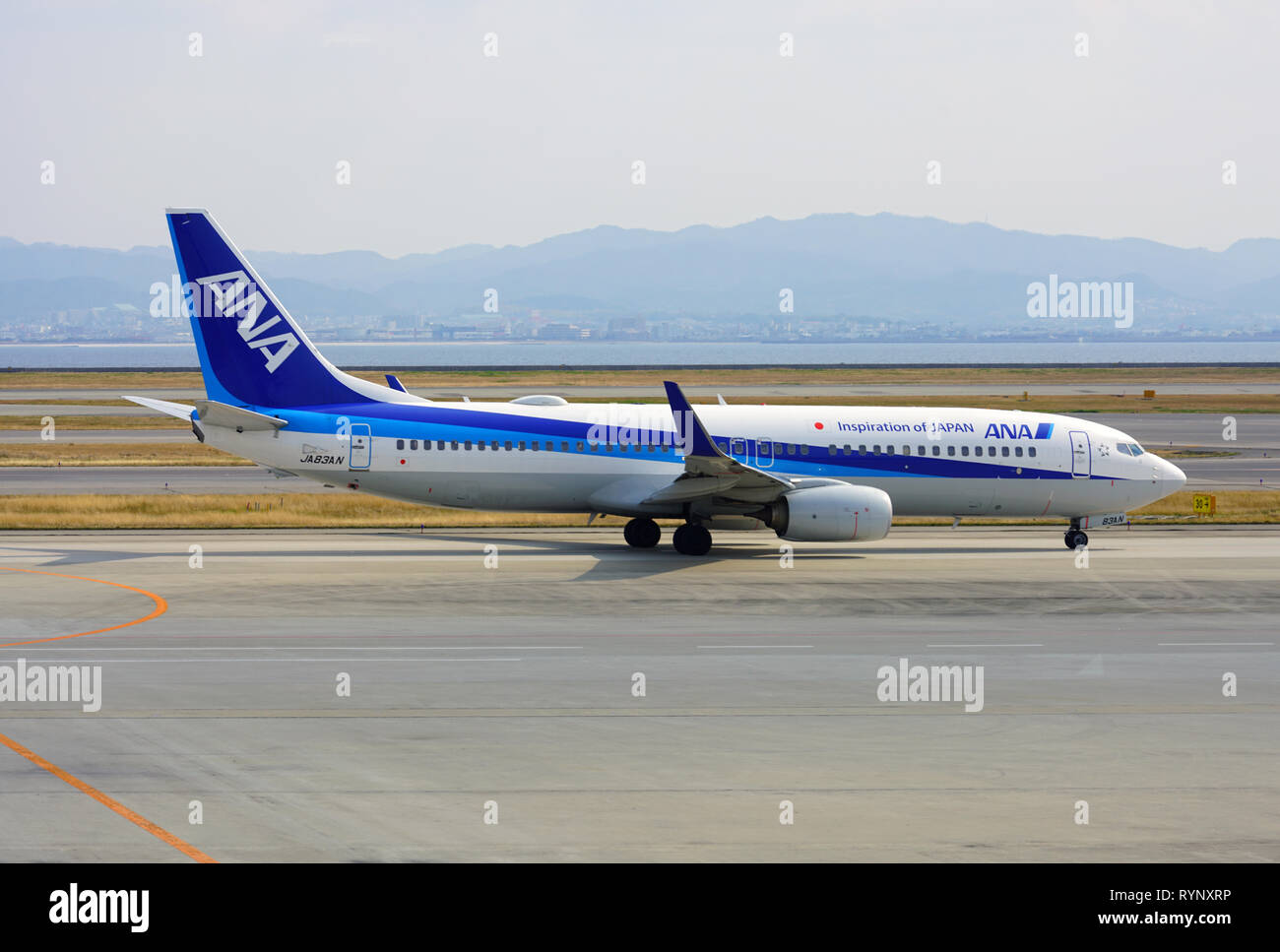 OSAKA, Japan - 1 Mar 2019 - Ansicht einer Boeing 737-881(WL) (Flugzeug aus der japanischen Fluggesellschaft All Nippon Airways ANA (NH) an der Kansai International Airport Stockfoto
