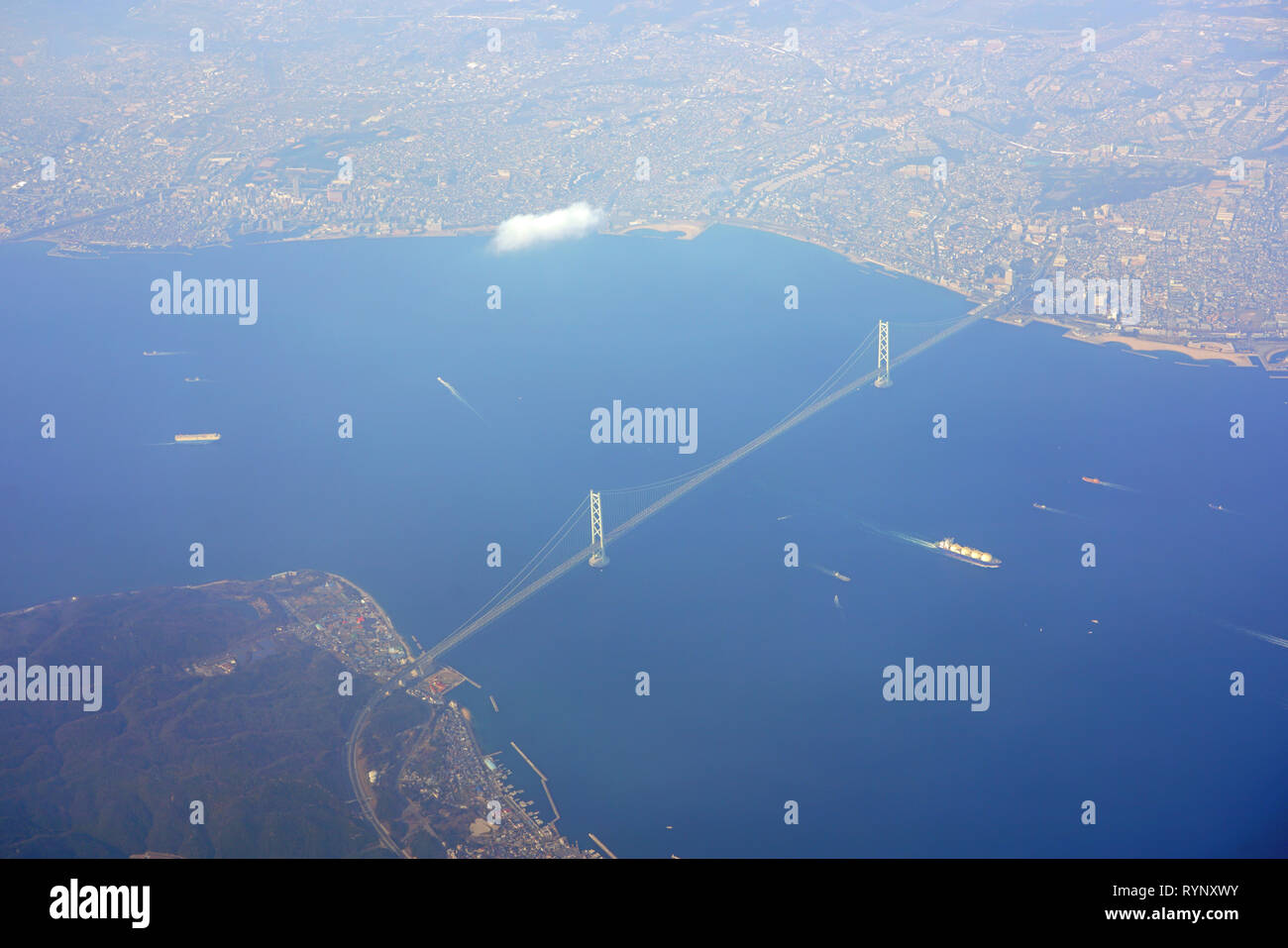 Ansicht der Akashi Kaikyo Brücke, eine Hängebrücke über den Akashi Strait, die die Stadt von Kobe auf dem japanischen Festland von Honshu zu Iwaya auf einem Stockfoto