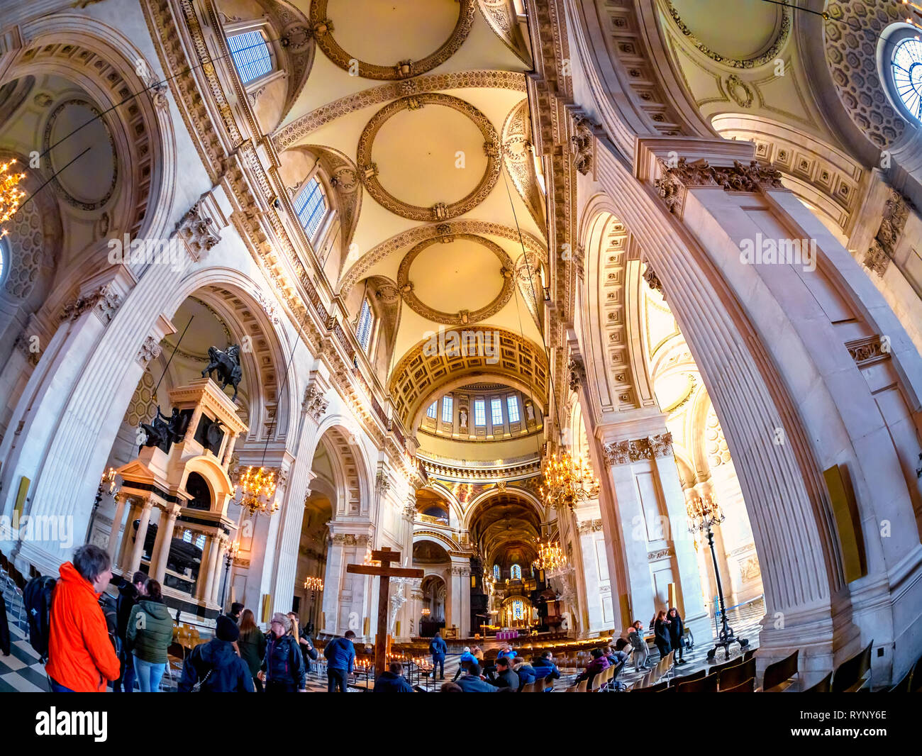 London, England, UK - 10. März 2019: Innenarchitektur des berühmten Saint Paul Kathedrale vor der religiösen Zeremonie in London Stockfoto