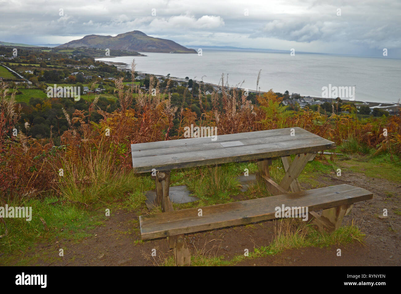 Riesen Gräber zu Fuß Largymore mit Blick über Whiting Bay Stockfoto