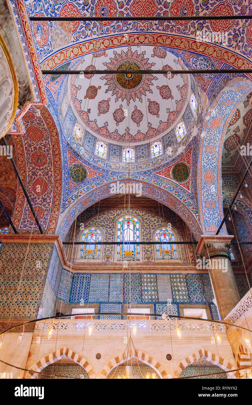 Istanbul, Türkei - 15 August, 2018: Die Innenausstattung der Sultan Ahmed Moschee oder Blaue Moschee am 15. August 2018 in Istanbul, Türkei Stockfoto