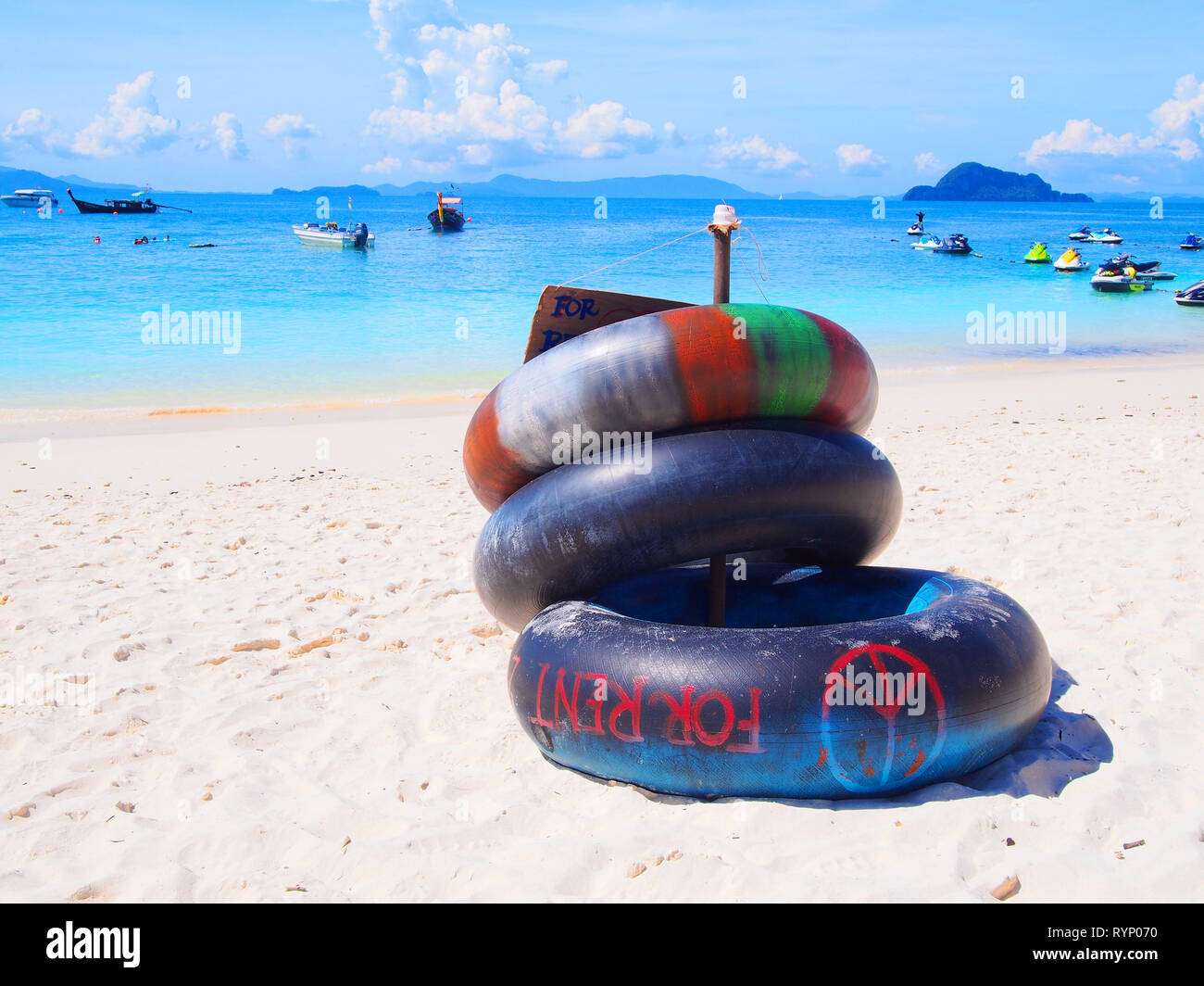 Einige Schwimmen Schwimmer werden in zeigt Ihnen die Ablenkungen, wo würden Sie gehen, Bild auf Phi Phi Island Stockfoto