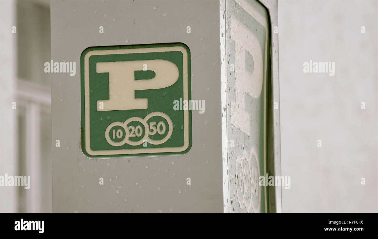 Ein großer Buchstabe P oder Parken Schild an der Seite der Straße GH 4 4 K Stockfoto