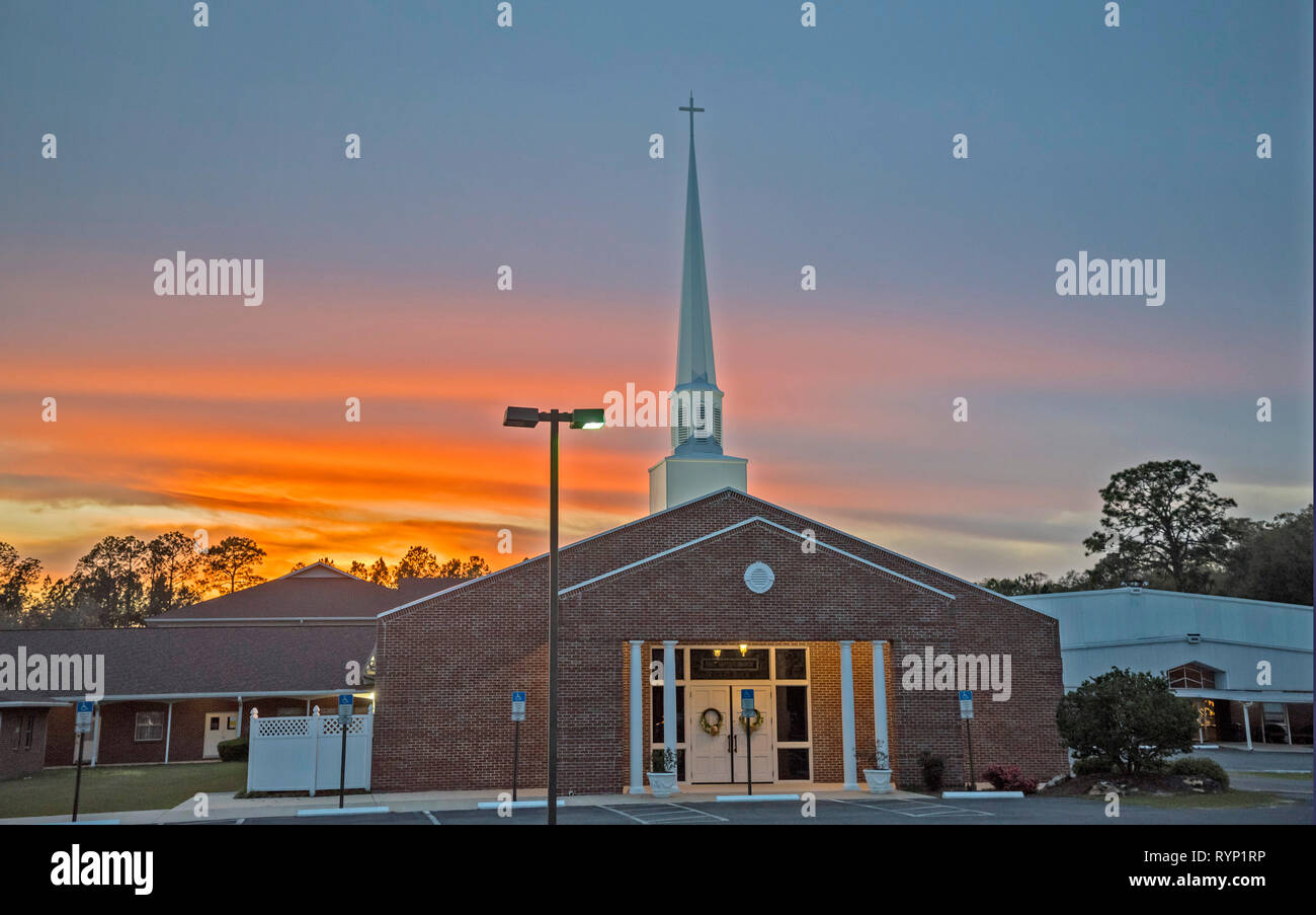 Sonntag abend sonnenuntergang Farben sorgen für eine bunte Kulisse zu einem North Florida Baptist Church. Stockfoto