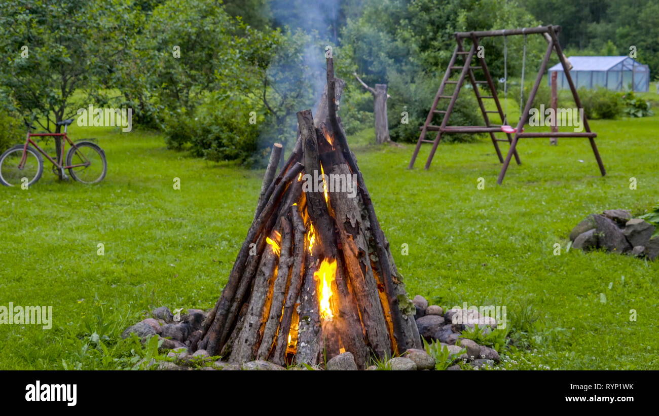 Das Brennholz auf Feuer auf dem Hof auf einem schönem Wetter Stockfoto