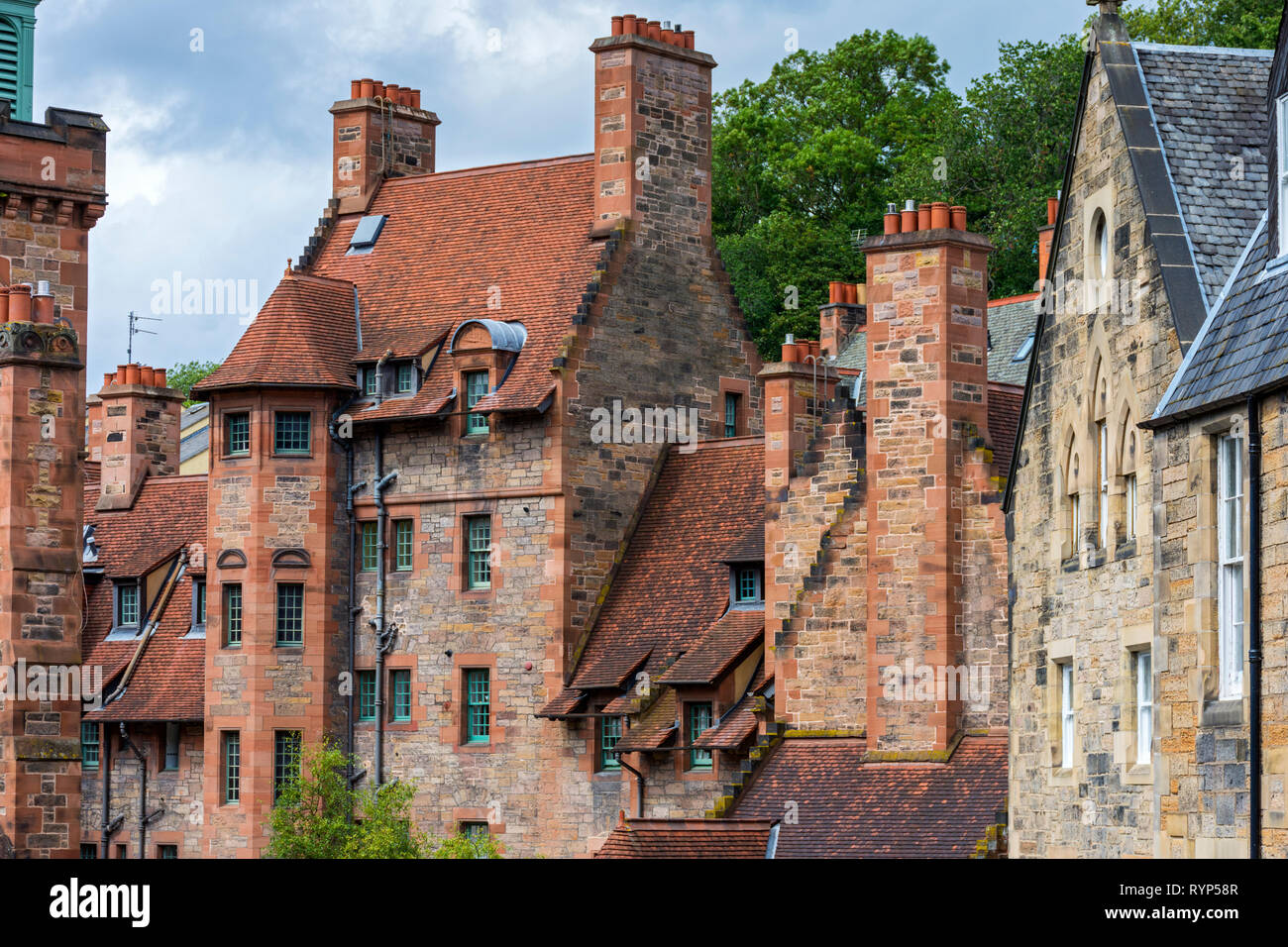 Historische Gebäude, die durch das Wasser von Leith, Dean Village, Edinburgh, Schottland, Großbritannien Stockfoto