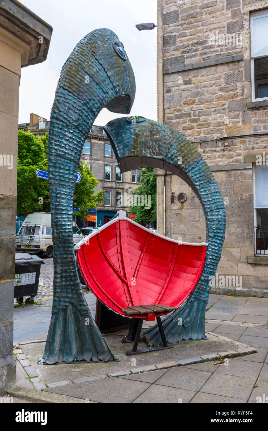 Fisch und Schiff, eine Skulptur von jois Jäger und Peter Johnson, kommerzielle Quay, Leith, Edinburgh, Schottland, Großbritannien Stockfoto