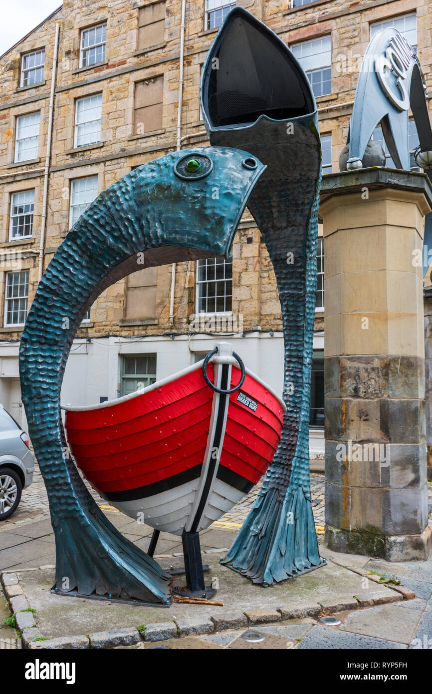 Fisch und Schiff, eine Skulptur von jois Jäger und Peter Johnson, kommerzielle Quay, Leith, Edinburgh, Schottland, Großbritannien Stockfoto