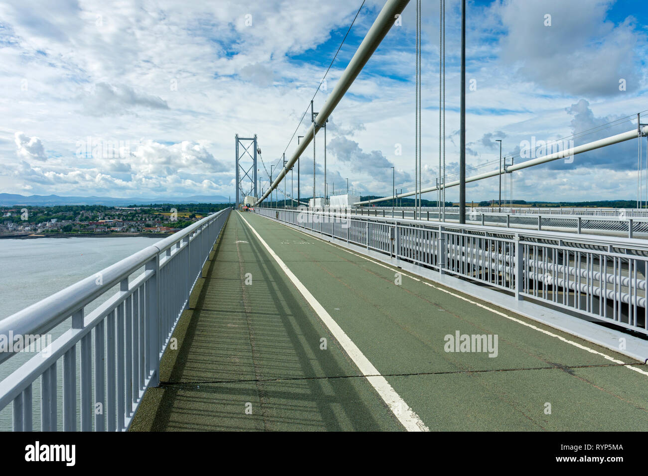 Radweg auf der Forth Road Bridge Queensferry, Edinburgh, Schottland, Großbritannien Stockfoto
