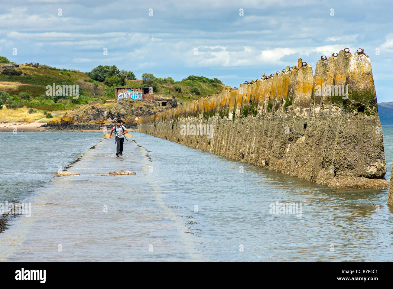 Eingehende Flut auf dem Damm, mit dem Zweiten Weltkrieg anti-boot Pylone, die zu Cramond Insel, Cramond, Edinburgh, Schottland, Großbritannien Stockfoto