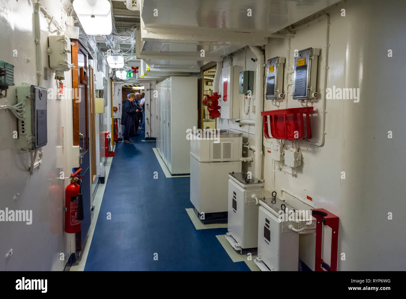 Anlagen gefüllten Gang in den unteren Decks des Royal Yacht Britannia, Hafen von Leith, Edinburgh, Schottland, Großbritannien Stockfoto