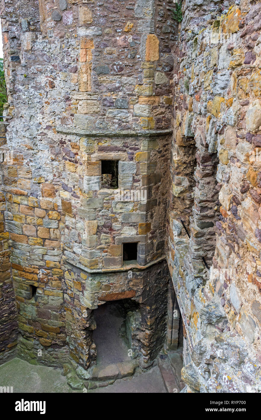 Auf der Suche nach unten von einem der Türme an dirleton Castle, in der Nähe von North Berwick, East Lothian, Schottland, Großbritannien Stockfoto