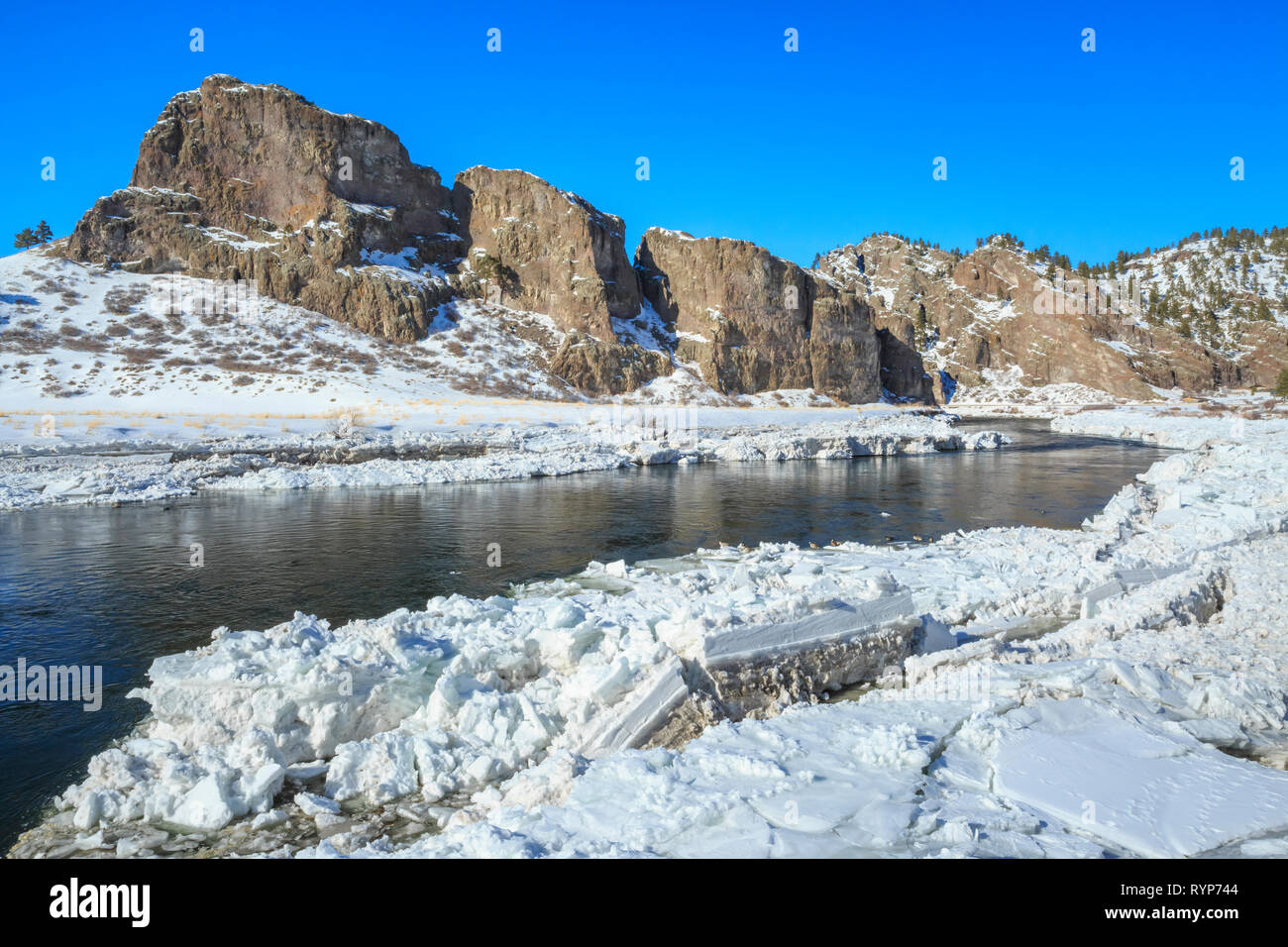Eis Aufgeschichtet am Ufer entlang des Missouri River in der Nähe von Hardy, Montana Stockfoto