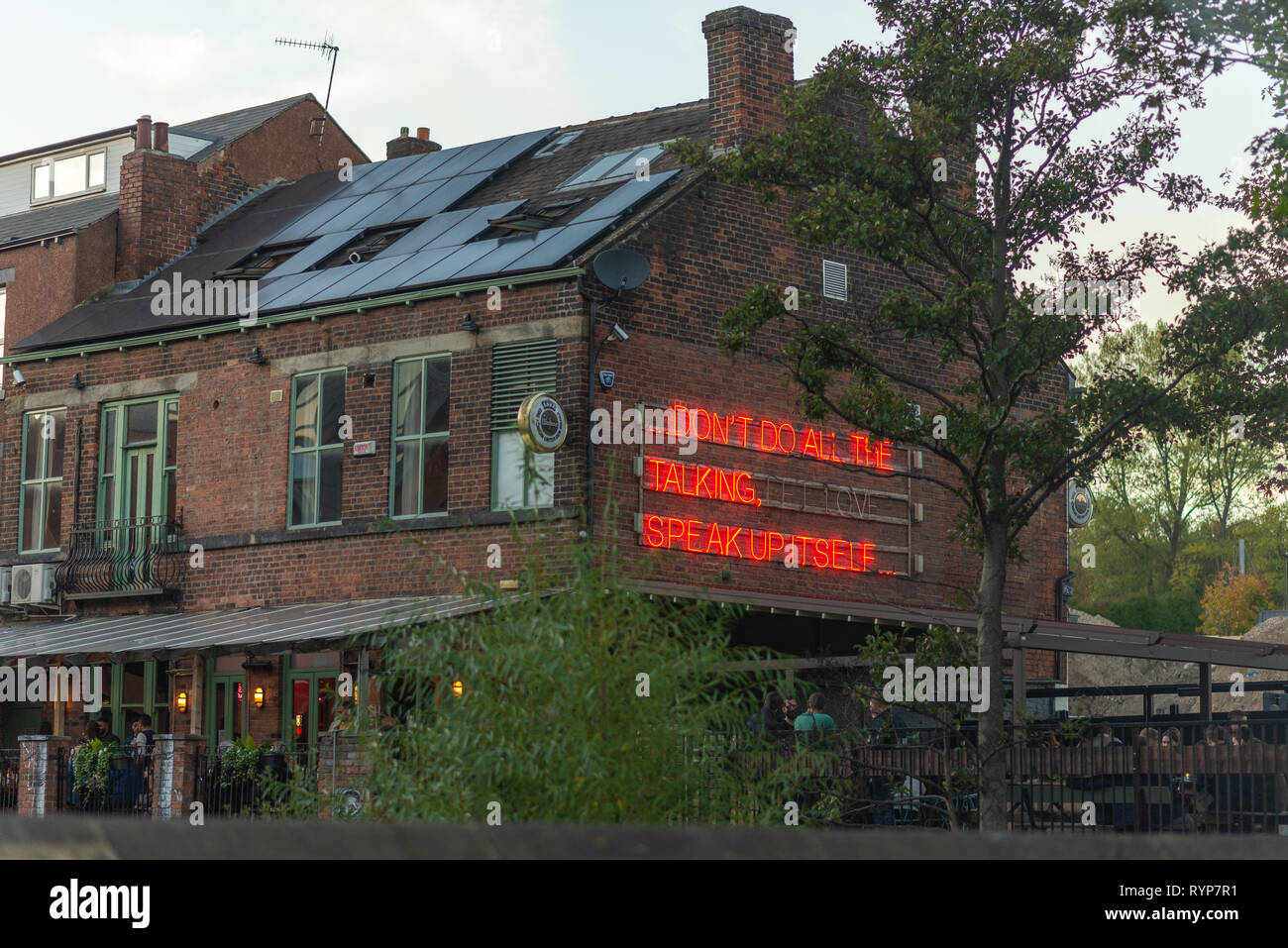 SHEFFIELD, Großbritannien, 20. Oktober 2018: Das Riverside Pub in Sheffield im Herbst Stockfoto